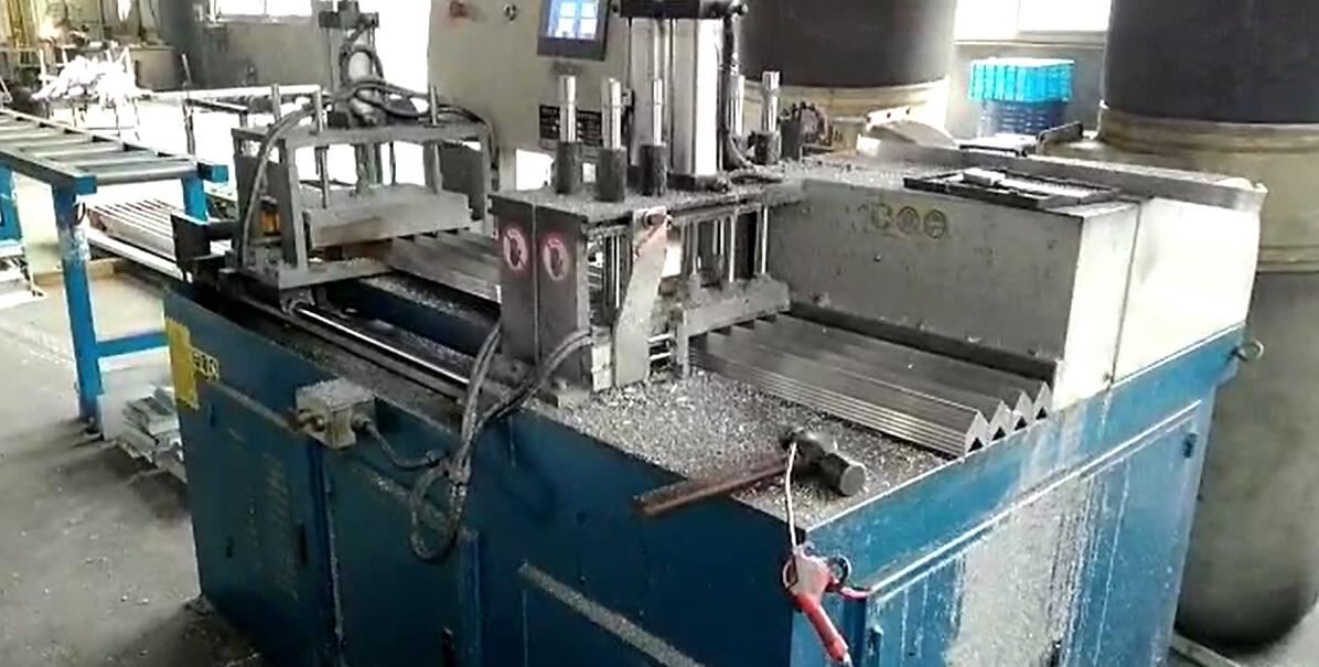 【四川】讓高效率省錢的鋁合金自動角碼機，來彌補成本劇增的門窗行業